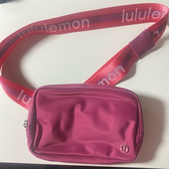 NWT Lululemon Everywhere Belt Bag - Picture 2 of 8